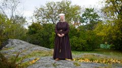 1200-tal: Vinröd klänning där livet och ärmarna är veckade.