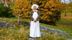 1400-tal: grön klänning med ett vitt förkläde över.