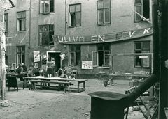 Protesternas Södermalm. ”Mullvaden lever” läser vi på banderollen på gårdshuset. Foto: Göran Fredriksson, sommaren 1978.