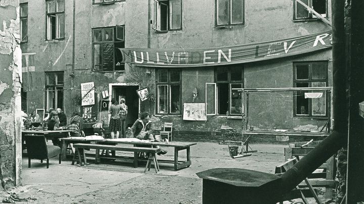 Protesternas Södermalm: ”Mullvaden lever” läser vi på banderollen på gårdshuset. Foto: Göran Fredriksson, sommaren 1978.