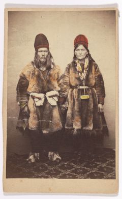 En man och en kvinna i samedräkt. Mads Alstrup öppnade ateljé i Köpenhamn 1842 och kom till Sverige 1857. Han reste runt och fotograferade med ett kort stopp i Stockholm. Fotograf: Mads Alstrup År: 1860-talet