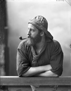 Självporträtt av fotografen Frans G Klemming, där han framställer sig som sjöman. 1891 öppnade han egen porträttateljé på Hamngatan 38. Fotograf: Frans G Klemming År: omkring 1895