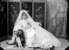 Hildur Slöör Larsson gifte sig 1899 med grosshandlaren Rikard Slöör. Halvliggande över en isbjörn poserar hon som en odalisk, inspirerad av det exotiska och orientaliska som var populärt i Europa vid seklets slut. Fotograf: Frans G Klemming År: okänt