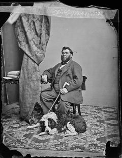 Herr Arbman med hund, moderiktigt klädd i rutiga byxor och med yviga polisonger. Han har även käpp, vilket signalerade både status och rikedom. Fotograf: Wilhelm Lundberg År: omkring 1865