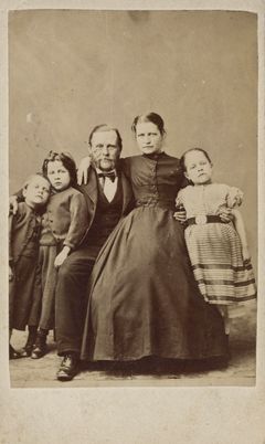 En okänd familj med tre barn. Porträttet skiljer sig från samtidens väl arrangerade familjebilder. Kläder och visitkort tyder på mitten av 1860-talet. Fotograf: okänd.