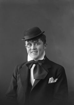 Gerhard Rauglas kom till Stockholm från Småland 1910 och bodde vid porträttillfället på Götgatan 7, nära Mimmi Gustafssons ateljé. 1925 emigrerade han till USA. Fotograf: Mimmi Gustafsson År: okänt