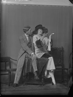 Den engelske diplomaten Sir Coleridge Kennard, lekfullt porträtterad tillsammans med artisten Irene Browne under hennes gästspel i Stockholm. Fotograf: Henry B. Goodwin År: 1918