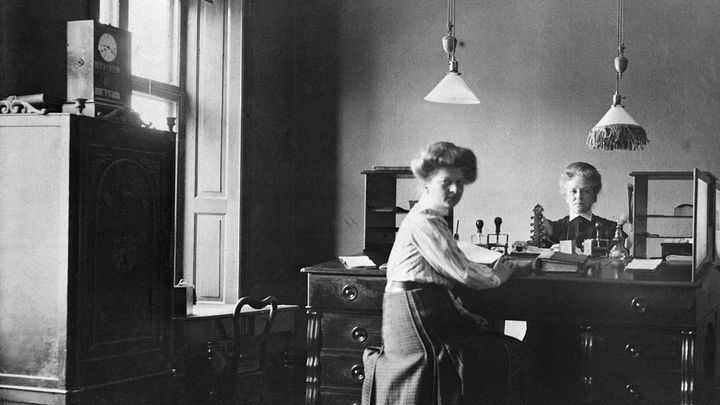 Nya Stockholm – sekelskiftets kvinnor: Kvinnor i arbete på kontor i sekelskiftets Stockholm. Okänd fotograf.