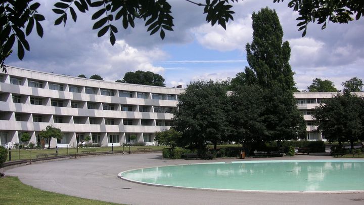 Från Vanadislunden till Bellevue: Spegeldammen vid Wenner-Grens Center markerar platsen för vad som långt in på 1800-talet var en sjö – Ormträsket. Foto: Holger Ellgaard, 2008.