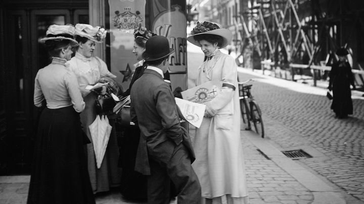 Klarakvarterens blodssystrar: Elin Wägner delar ut tidningar på Stockholms gator. Hon agiterar för kvinnlig rösträtt. Foto: Anton Blomberg, 1909.