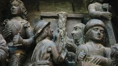 Upptäck medeltiden: Relief på sockeln av statyn Sankt Göran och draken som står på Köpmantorget i Gamla stan.