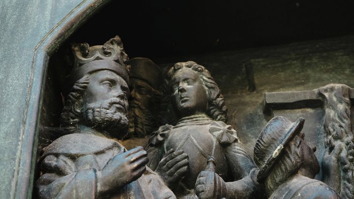 Relief on the pedestal of the Saint George and the Dragon statue located at Köpmantorget in the Old Town. Photo: Olle Strandberg.