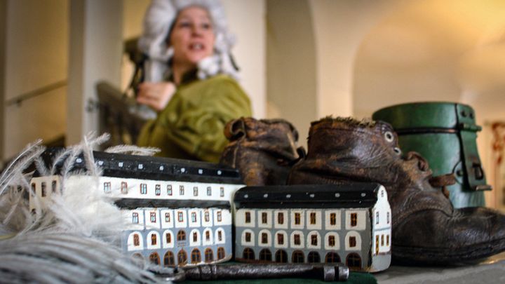 Familjevisning av palatsets hemligheter.
