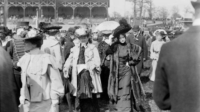 Staden och vi: Lindarängen under 200 år. Den franska dansösen Cléo de Mérode (i svart) på Lindarängens kapplöpningsbana. Okänd fotograf.
