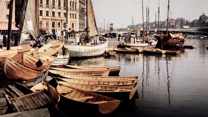 Foto i fokus: Stadsfotografiet 200 år. Mälartorget i Gamla stan med båtar vid kajen. Foto: Gustaf W:son, 1938.