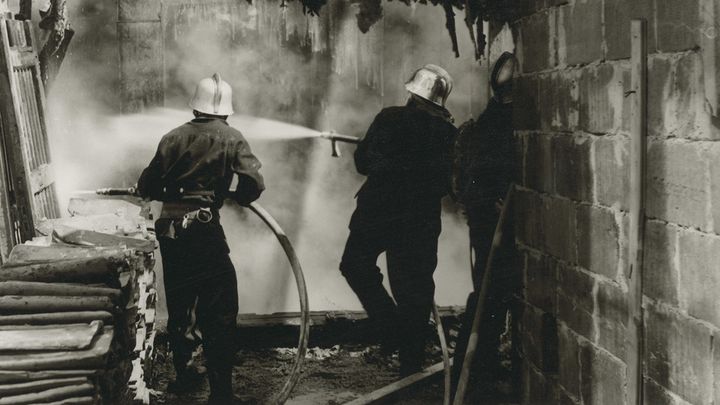 Staden & vi: Stockholm brinner: Bekämpning av brand på Lilla Hasselbacken, 28 juni 1960. Foto ur Dan Byströms samling.