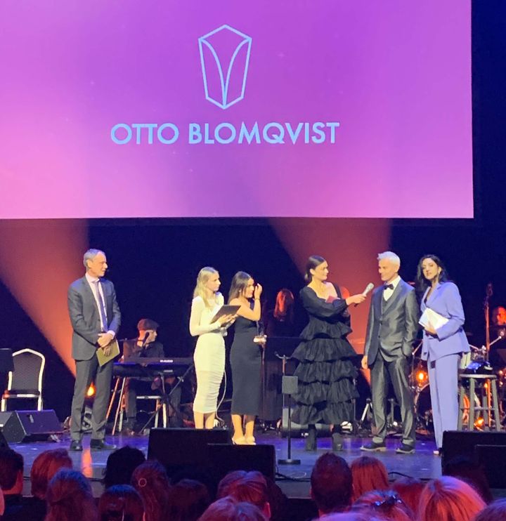 Prisutdelare Christer Fuglesang, eleverna Gabriela och Nadja från Praktiska Halmstad, Beata Kull, vd Stiftelsen Lärargalan, Otto Blomqvist och Parisa Amiri på scen vid prisutdelningen på Cirkus i Stockholm den 16 oktober.