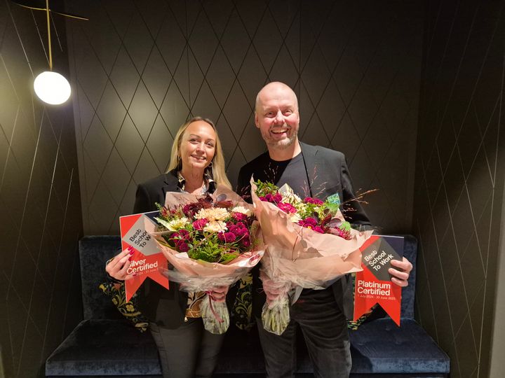 Ulrika Zätterqvist , rektor på Noblaskolan Saltsjö-Boo och rektor Henrik Lövsted, Noblaskolan Hagaberg tar välförtjänt emot både blommor och plaketter.