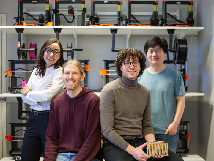 Caroline Miranda, Haiqiang Dou, Johan Tölö från Göteborgs Universitet samt Victor Huke med ljusboxen som spelat en viktig roll i forskningsprojektet.