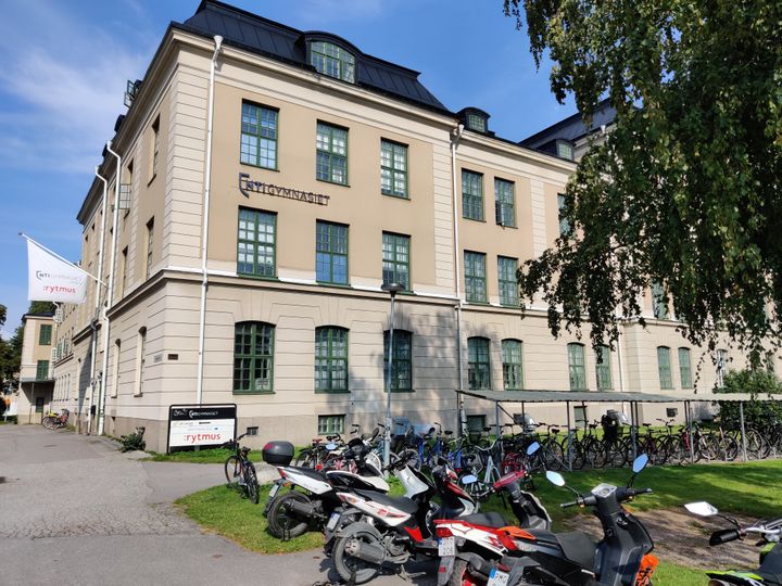 NTI Gymnasiets skolbygnad i Örebro i solsken