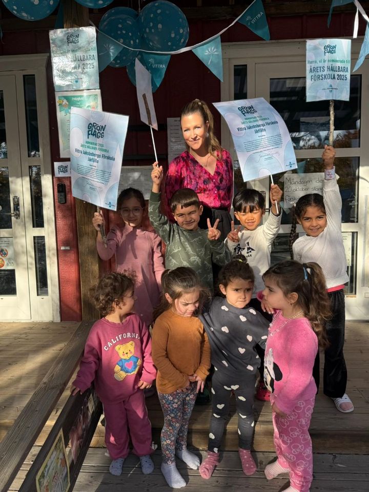 Förskolebarn håller i plakat från Håll Sverige Rent