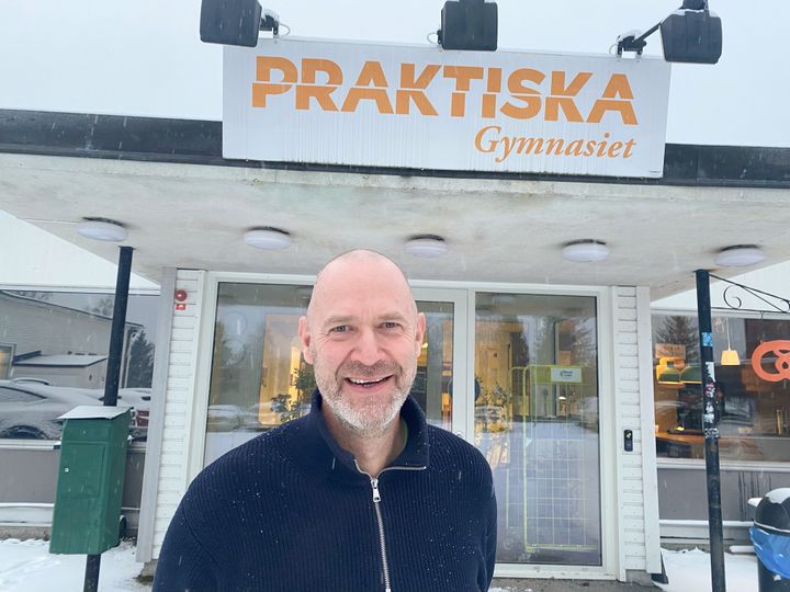 Joakim Bouvin, rektor på Praktiska Sundsvall står redo för att välkomna gästerna till skolan 20-årsjubileum som man firar med en nyrenovering av skolans lokaler.
