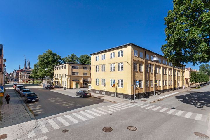 Bild på gul fastighet.