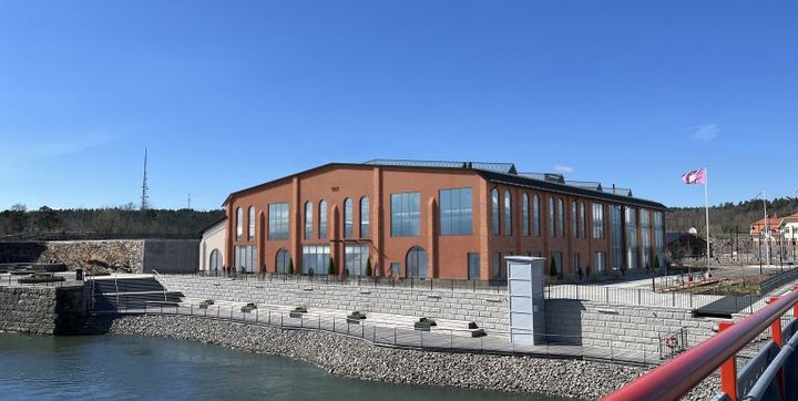 Bild av industribyggnad med blå himmel i bakgrunden