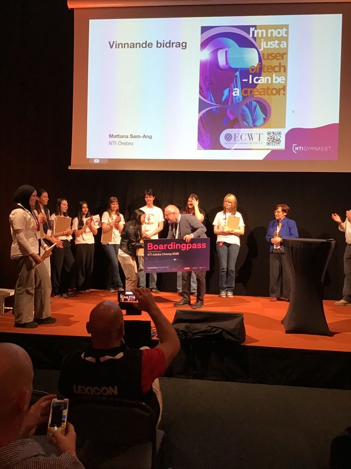 Elever på en scen, en tjej tar emot pris.