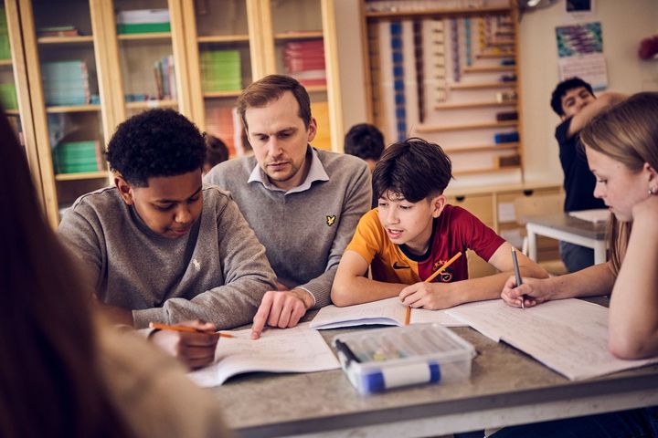 Academedia har en högre andel grundskolor än genomsnittet i riket som lyckas bättre än förväntat och det gäller särskilt skolor med mer utmanande förutsättningar, visar den rapport som AcadeMedia tagit fram.
