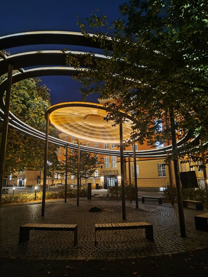 I samband med invigningens nedräkning genomförs en speciell ljusvisning: LED-belysningen på konstenheten tänds i ett kontrollerat "soluppgångsscenario" för att gradvis lysa upp Saturnus.