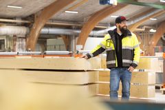 Nicklas Jonsson, CNC-beredare Moelven Limtre menar att den nya CNC-maskinen förbättrar limträbolagens effektivitet och redan goda precision.