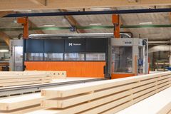 Den toppmoderna, 60 meter långa CNC-maskinen fräser, borrar, sågar och formar limträ i avancerade geometrier.