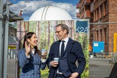 María-Elsa Salvo, poltiker Stockholm stad och Johan Knaust, vd för K2A vid spadtag för projektet.