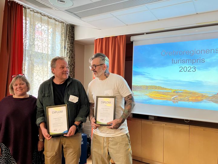 Prisutdelare Charlotta Englund (regionråd, C) och vinnarna Richard Ekbom och Davide Lindqvist från Matresan i Örebro län.