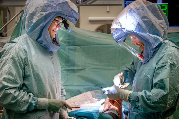 Hos ortopediska protessektionen i Lindesberg har antalet operationer fördubblats under tiden med externa operationsteam.