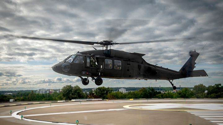 Försvarets helikopter 16 Blackhawk kommer att landa med skadade på USÖ 23 april. Bilden är från 2023 då USÖ:s helikopterplatta firade 25 år