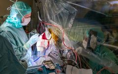 Kirurg opererar i patients hjärna