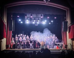 Hårdrockskören uppträder på en scen