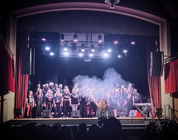 Hårdrockskören uppträder på en scen