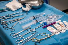 Operationsinstrument uppdukade inför en operation.