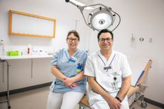 Ann-Sofie Vilhelmsson, sjuksköterska, och Asmatullah Katawazai, överläkare Karlskoga lasarett.