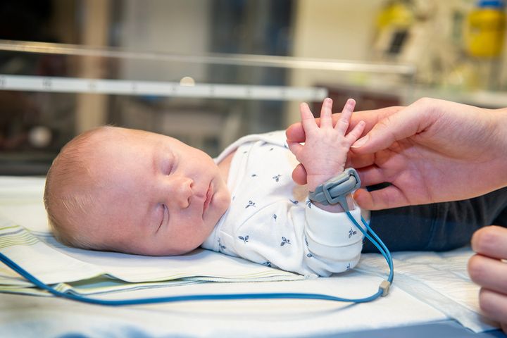 Bebis på undersökningsbord