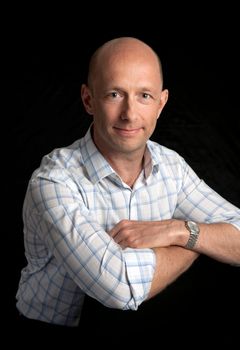 Andreas Ohlin är docent och har en kombinationstjänst som lektor vid Örebro Universitet och överläkare på Barn- och ungdomskliniken, Universitetssjukhuset Örebro.