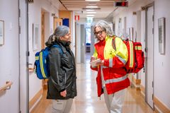 Jennie och Ulrica i en korridor på språng ut för att träffa en patient.