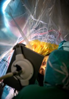 Bild på patient som genomgår vakenkirurgi i hjärnan.