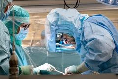Läkare och operationspersonal genomför en operation.