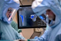 Operatörer opererar med hjälp av en operationsrobot.