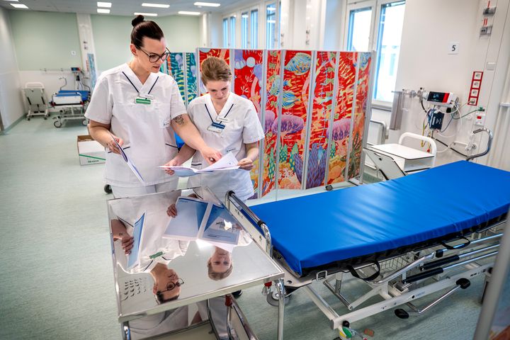 Två vårdklädda personer i ett nybyggt övervakningsrum för endoskopipatienter