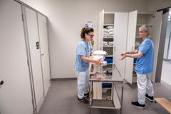 Två vårdpersonal i ett nybyggt omklädningsrum för patienter